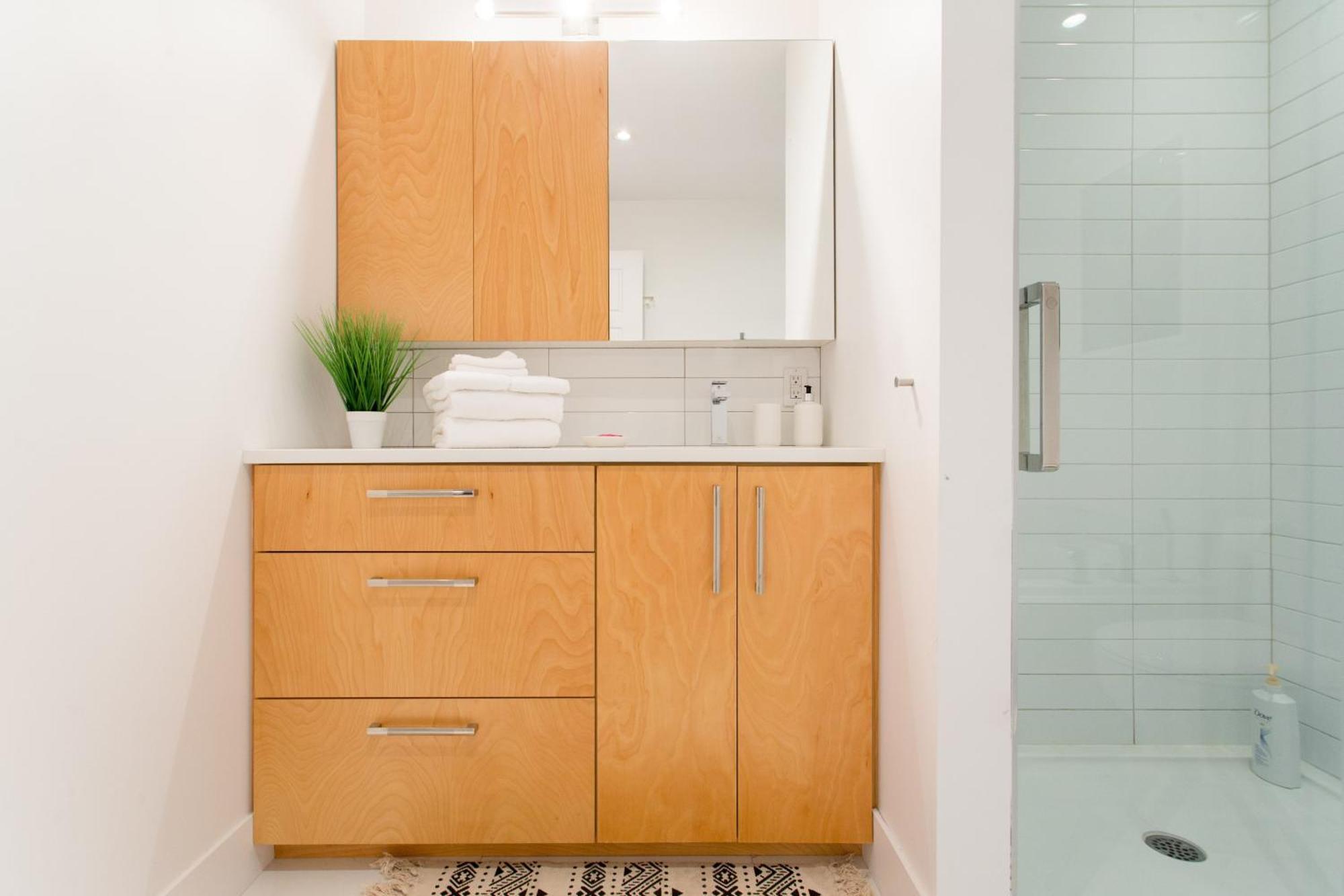 Hip, Stylish Apartment In Little Italy By Den Stays A Montreal Pokoj fotografie